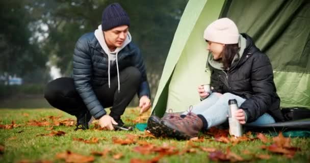 野营和一对夫妇在大自然的帐篷里 带着爱 关心和冒险 青年男女在冬天的营地度假 旅行或度假以在森林中放松时快乐的青年男女 — 图库视频影像