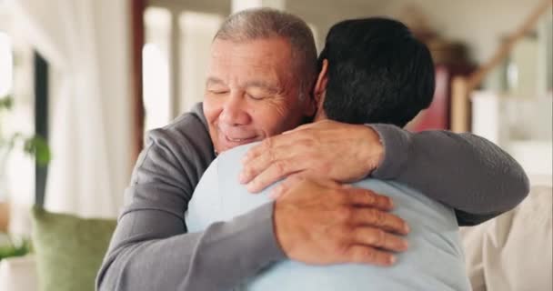 Hjem Knus Senior Par Med Pensionering Pleje Kvalitetstid Med Ægteskab – Stock-video