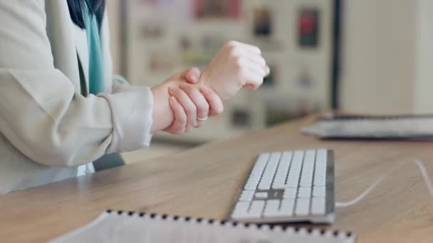 Artritis Pijn Hand Vrouw Typen Computer Toetsenbord Persoon Die Werkt — Stockvideo