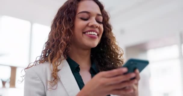 Женщина Бизнес Смех Мобильный Телефон Офисе Онлайн Контакт Прокрутки Технологическое — стоковое видео