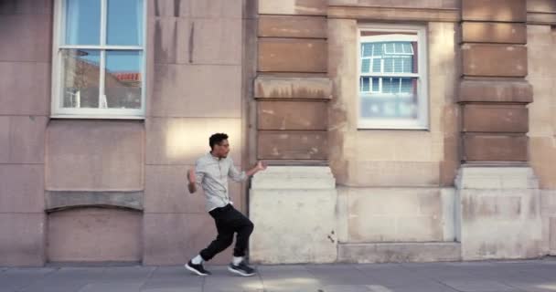 Energía Bailarín Hombre Bailando Ciudad Para Hip Hop Rendimiento Celebración — Vídeos de Stock