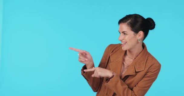 Bizneswoman Znak Wskazując Studio Reklamy Prezentacji Lub Przeglądu Portret Szczęśliwej — Wideo stockowe