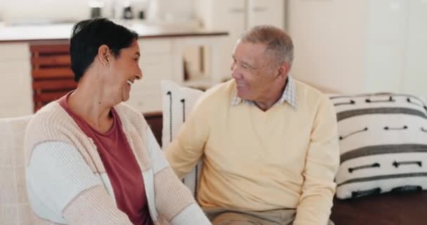 Glück Couch Und Seniorenpaar Lachen Bei Einem Scherz Miteinander Und — Stockvideo