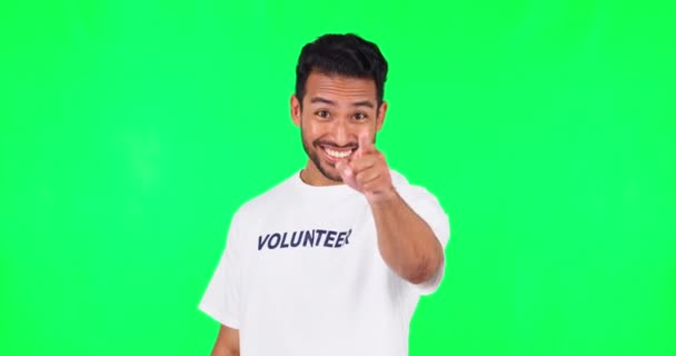 在绿色的屏幕上对亚洲男子进行指点 面部和志愿工作 以进行招募和选择 肖像画和一名男性志愿者 在一个模拟工作室的背景下 为慈善服务做了个手势 — 图库视频影像