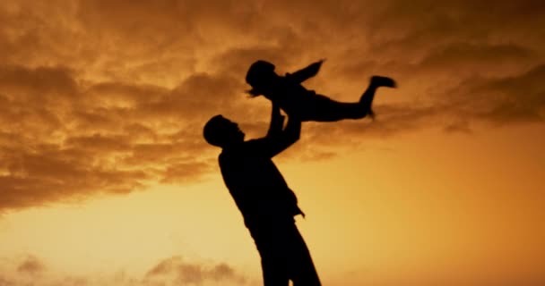 Vader Spelen Kind Met Zonsondergang Vrijheid Vakantie Voor Bond Ondersteuning — Stockvideo