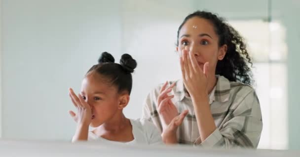 Beleza Cuidados Com Pele Casa Banho Com Mãe Filha Para — Vídeo de Stock