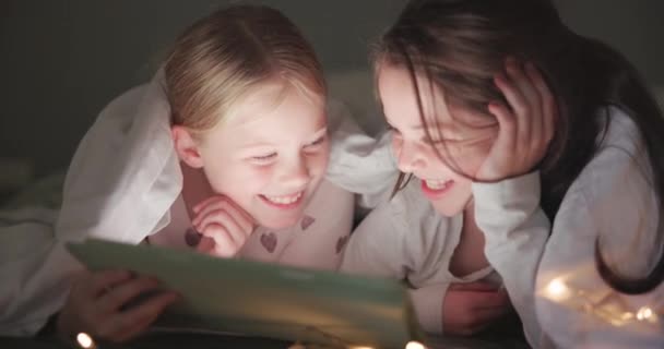 Nacht Bed Meisjes Met Een Tablet Grappig Internet Zoeken Films — Stockvideo