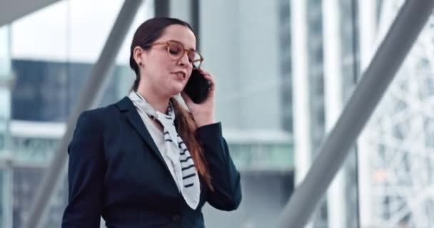 Kadını Telefon Görüşmesi Sohbet Edilen Bir Şirkette Iletişim Kurmak Seyahat — Stok video