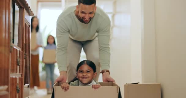 Pindah Ayah Dan Anak Perempuan Dengan Kotak Bermain Dan Bahagia — Stok Video