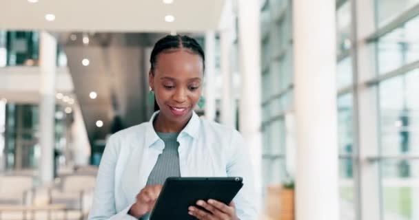 Feliz Mulher Africana Tablet Para Andar Escritório Empresa Comunicação Nas — Vídeo de Stock