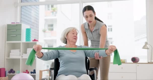 Patienter Med Funktionshinder Sjukgymnast Och Stretching Band För Att Kontrollera — Stockvideo