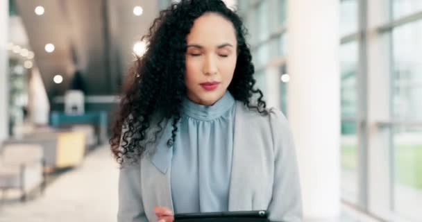 Myślenie Tablet Kobieta Biznesu Biurze Dostępem Internetu Dla Badań Pomysł — Wideo stockowe