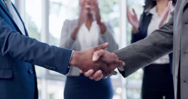 Üzletemberek Kézfogás Találkozó Partnerség Üdvözlő Vagy B2B Csapat Tapssal Felvételét — Stock videók