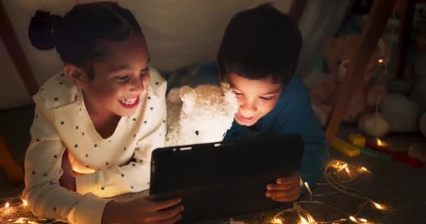 Divertente Tablet Bambini Streaming Cartone Animato Una Tenda Casa Ridendo — Video Stock