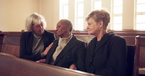 Funeral Igreja Mulheres Idosas Para Conforto Empatia Compaixão Apoio Depressão — Vídeo de Stock