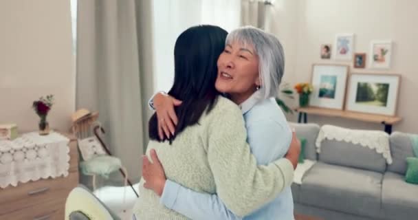 Familia Jubilación Una Mujer Asiática Mayor Abrazando Hija Sala Estar — Vídeos de Stock