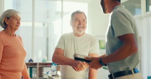 Fisioterapia Apretón Manos Hombre Tableta Con Pareja Ancianos Para Atención — Vídeo de stock