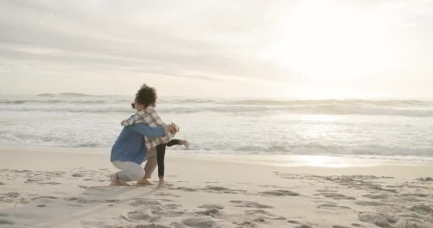 海滩上 女孩和跑步拥抱在爸爸的怀里 在假期 假期或日落时 抱着爱 支持和幸福在一起 波浪和兴奋的孩子奔向父亲 去照顾和拥抱他们 — 图库视频影像