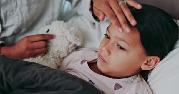 Stirn Fieber Und Eltern Mit Kind Bett Wegen Gesundheits Virus — Stockvideo