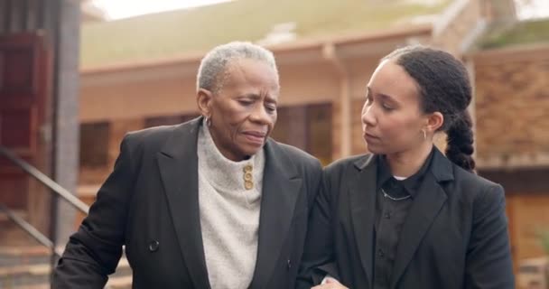Похороны Семья Мать Дочь Идущие Церковь Сочувствием Утешением Поддержкой Депрессия — стоковое видео
