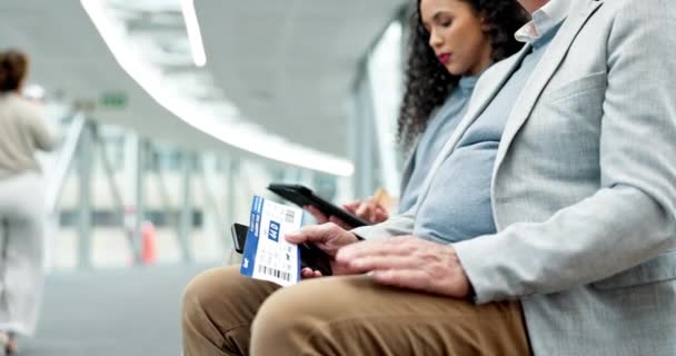 공항에서 말하기 비즈니스 사람들과 기술에 비행을 기다리는 여행을 탑승권 태블릿과 — 비디오