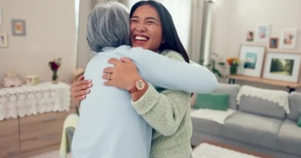 Amor Aposentadoria Uma Mulher Asiática Sênior Abraçando Sua Filha Sala — Vídeo de Stock