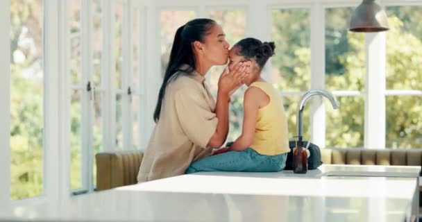 Öpücük Anne Çocuk Okul Için Hazır Mutfak Masasında Sırt Çantasıyla — Stok video