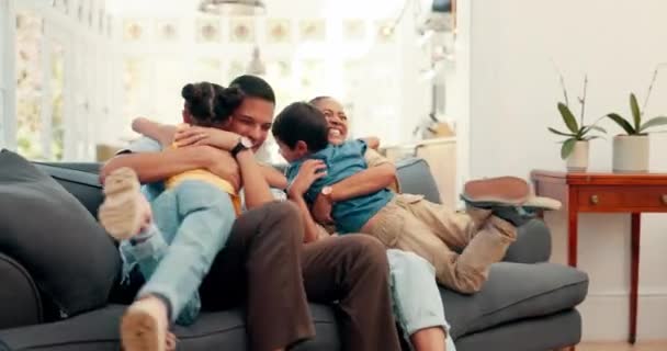 Familie Umarmt Aufgeregt Und Plaudert Auf Dem Sofa Mit Liebe — Stockvideo