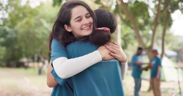 Mulheres Abraços Apoio Voluntário Natureza Juntos Para Confiança Cuidado Verão — Vídeo de Stock