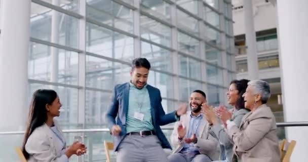 商界人士 舞蹈界人士和男性在办公室为胜利庆祝 目标实现和目标成功而欢呼 集体鼓掌 快乐而有趣的员工 精力充沛地参加聚会 — 图库视频影像