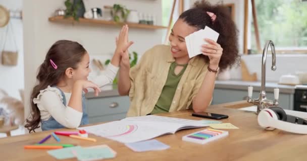 作业卡片和一个在家里客厅教女儿远程学习的母亲 有女教师的远程或私立教育以及学生在家庭中的成功 — 图库视频影像