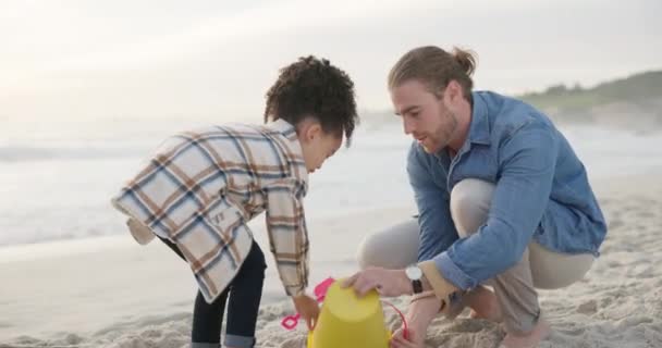 Família Pai Criança Com Castelo Areia Praia Para Férias Férias — Vídeo de Stock