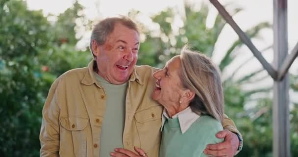 Przytulanka Zabawna Starsza Para Świeżym Powietrzu Komedii Żartu Nawiązywania Więzi — Wideo stockowe
