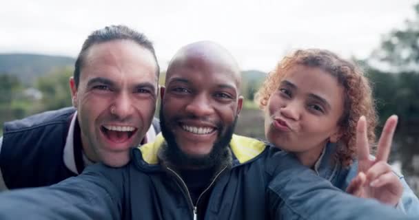 Arkadaşlar Selfie Kamp Yaparken Komik Surat Mutluluk Macera Dışarıda Özgürlük — Stok video