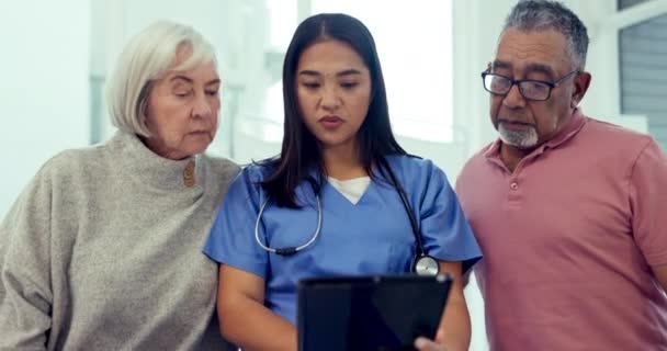 Starsza Para Pielęgniarka Tabletkami Konsultingiem Temat Wyników Zakresie Opieki Zdrowotnej — Wideo stockowe