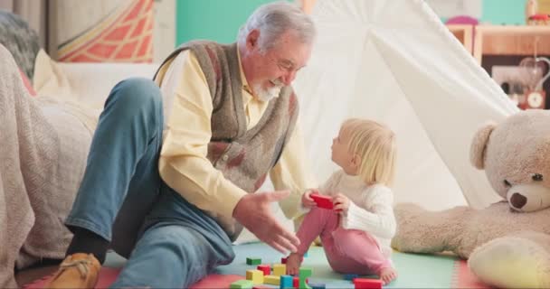 Speelgoed Hechting Grootvader Spelen Met Een Kind Haar Speelkamer Kinderkamer — Stockvideo