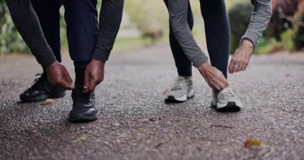 사람들 운동화 신발끈을 실행을 피트니스와 친구의 스포츠 거리에서 경주에 준비가 — 비디오