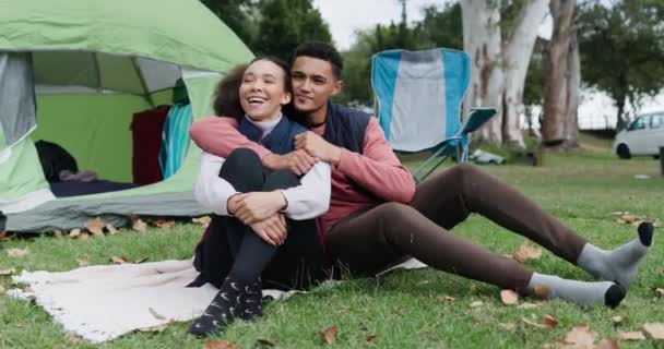 Amor Abraço Jovem Casal Acampar Uma Floresta Juntos Para Uma — Vídeo de Stock