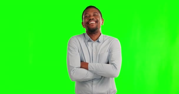 Посмішка Чорний Чоловік Руки Схрещені Зеленому Екрані Впевненим Щасливим Або — стокове відео