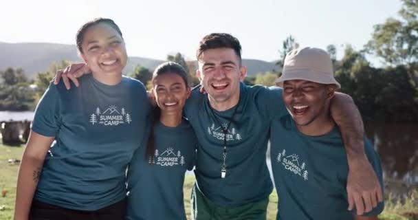 夏のキャンプ 若者の友人や森の中のコミュニティサービスボランティアの冒険のために自然の中で屋外の人々 キャンプ ハイキング 自由のための森林環境の多様性 幸せな男性と女性 — ストック動画