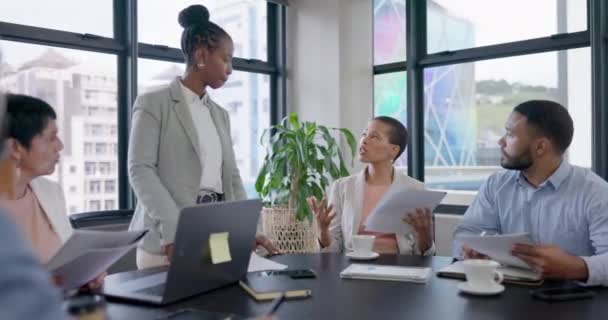 黑人女性 团队合作或商界人士在一起讨论如何满足我们的愿景或策略 在关于销售或办公室财务增长的讨论中的协作 领导或女经理 — 图库视频影像