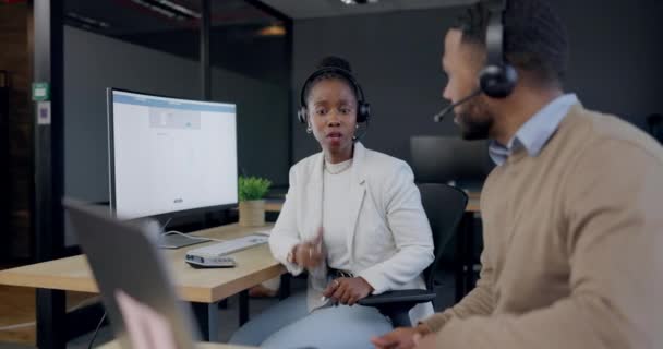 コールセンターのトレーニング ラップトップとオンライン相談のためのアドバイスを持つ従業員 カスタマーサービスコーチングを手伝う男性に話す私達 テレマーケティングおよび黒人女性に連絡してください — ストック動画