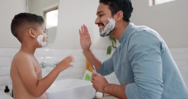 Lernen Über Rasierschaum Kind Und Vater Lehren Hautpflege Familienbad Mit — Stockvideo