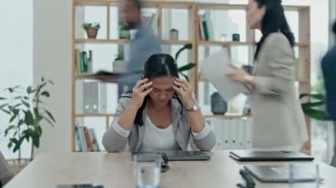 Kadın, depresyonda baş ağrısı ve stres, anksiyete ve kaosun zaman kaybı ya da yoğun ofis. Yorgun kadın kişi, hata ya da aşırı yorgunluk, yorgunluk ya da işyerindeki iş krizinde bunalmış çalışan.