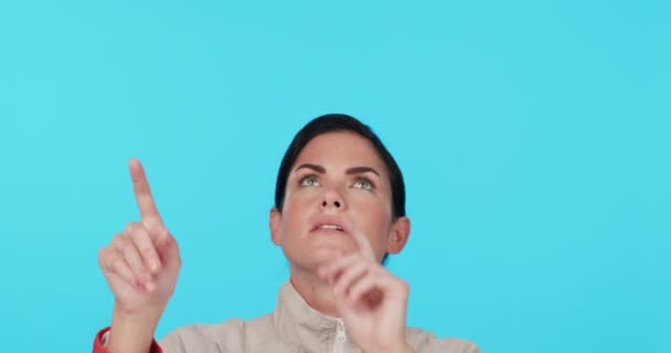 Pointing Raum Und Auswahl Mit Dem Gesicht Der Frau Studio — Stockvideo