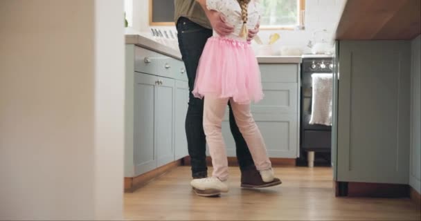 お祝い バレエ エネルギーのためのキッチンで娘とダンス 足と父親 王女と支援 学習と手を保持するために家庭で踊る男と若い女の子との信頼 — ストック動画
