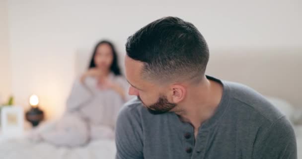 Frustriertes Paar Scheidung Und Konflikt Bett Bei Streit Streit Oder — Stockvideo