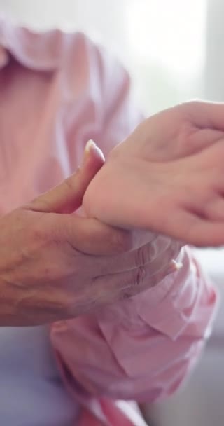 Close Handen Senior Vrouw Met Pijn Pols Ontsteking Spanning Met — Stockvideo