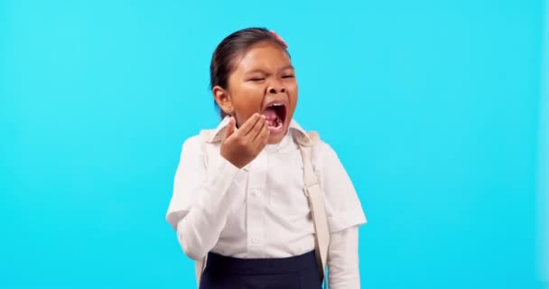 Geelachtig Slaperig Vermoeid Kind Een Studio School Haar Studentenuniform Met — Stockvideo