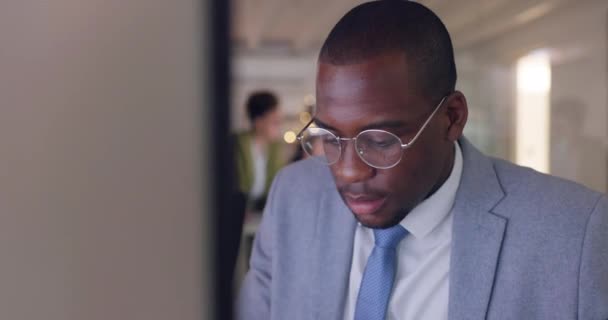 在办公室里与黑人和眼镜打交道的计算机 面部和业务 以进行研究或解决问题 非洲男性员工在线阅读数据分析信息的技术 指点和规划 — 图库视频影像
